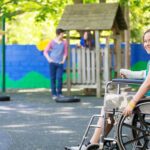 Dziewczynka na wózku inwalidzkim