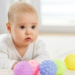 Maluch i piłki sensoryczne