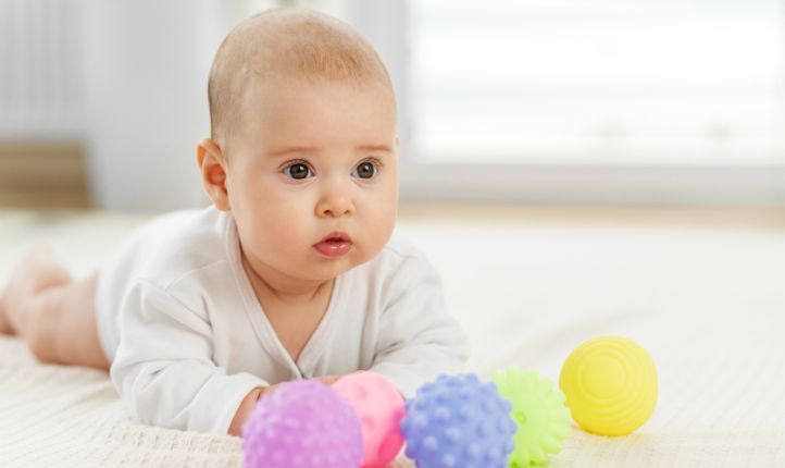 Maluch i piłki sensoryczne