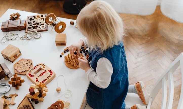Maluch układa klocki