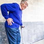 Cierpiący senior z problemem biodra